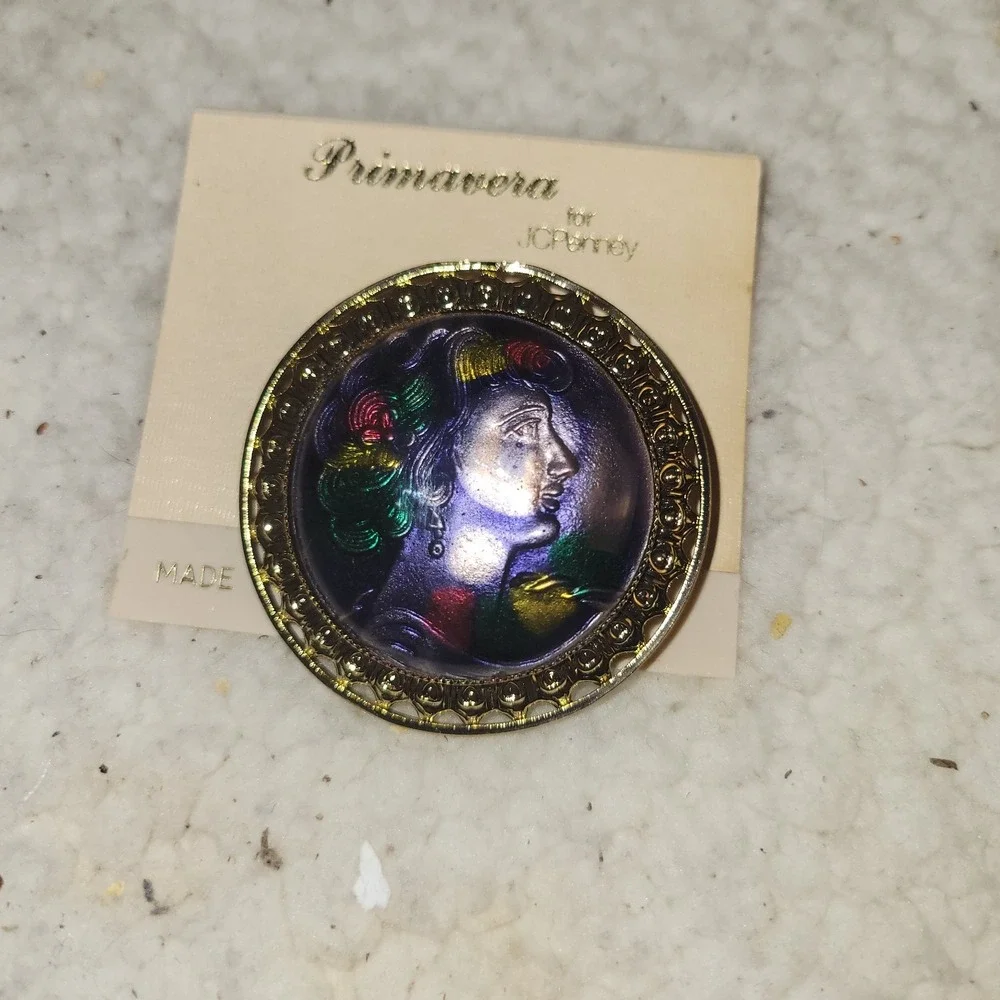 Vintage Primavera for JCPenney Cameo Brooch‎ Gold Tone Iridescent Roman Portrait